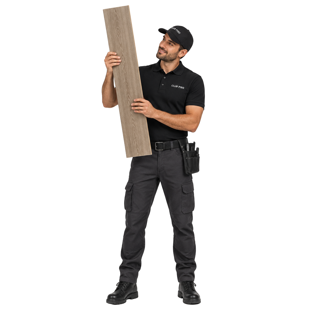Especialista Club & Piso analisando uma tábua de piso laminado